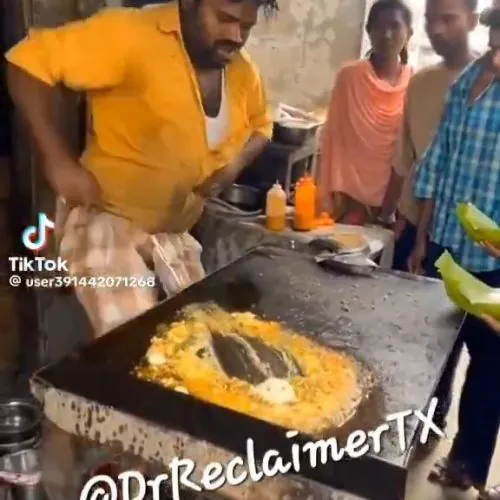 Apenas mais um dia normal comendo comida de rua na Índia