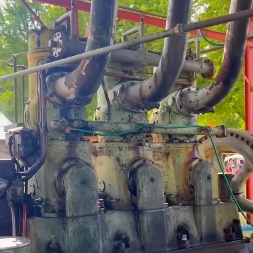O motor de três cilindros com som de relógio industrial
