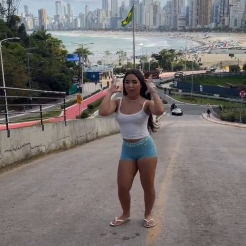 A dança no meio da rua e o trânsito pedindo socorro